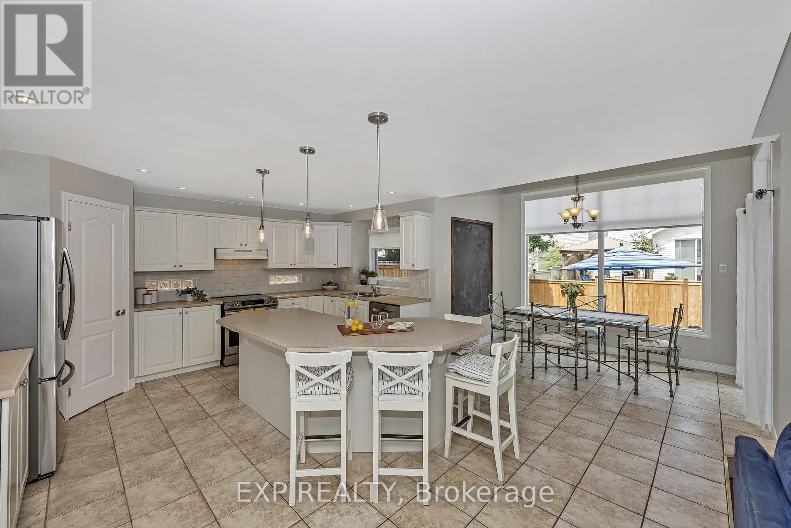 Photo 10 of 3722 Mountain Meadows Crescent N, Ottawa ON