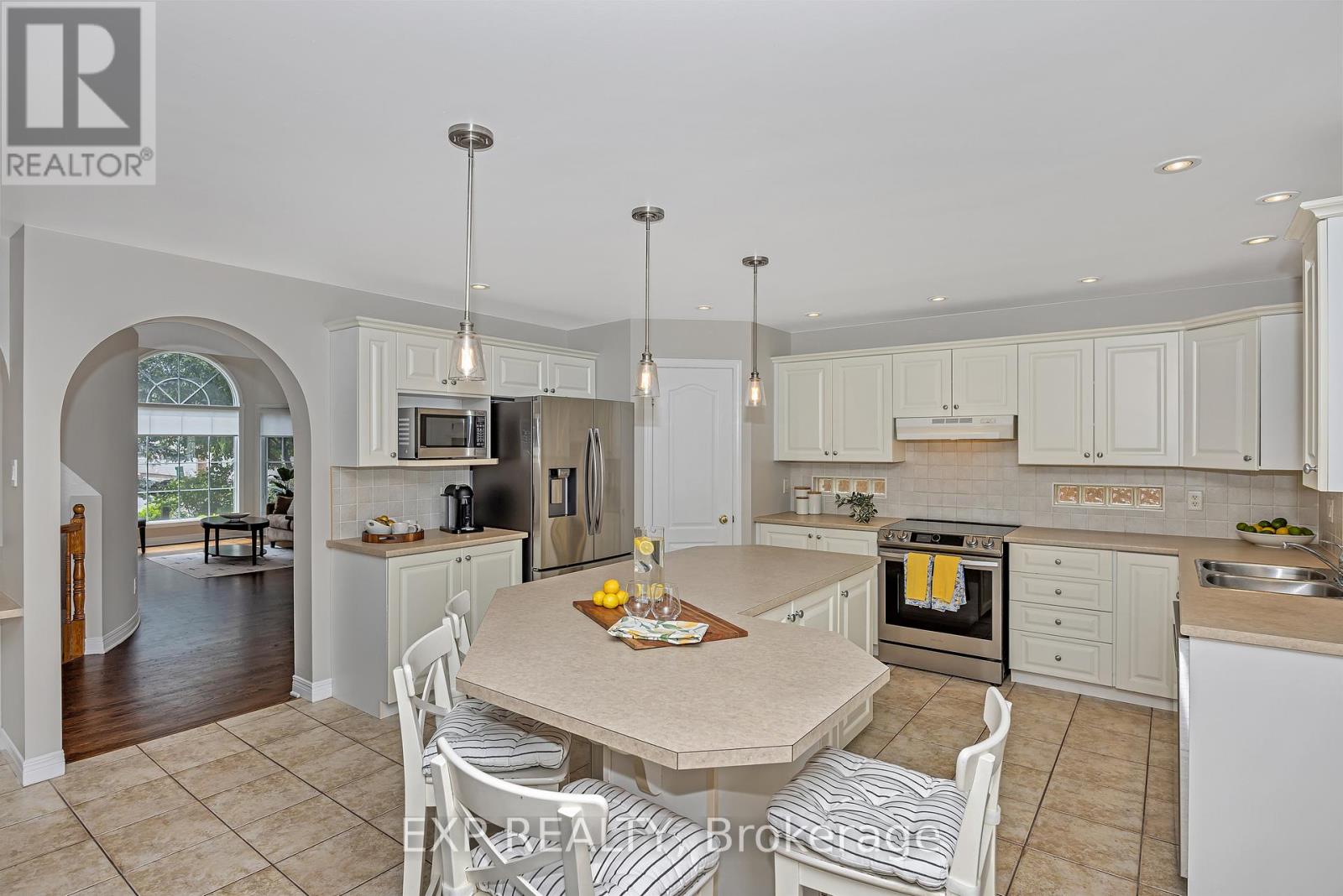 Photo 11 of 3722 Mountain Meadows Crescent N, Ottawa ON