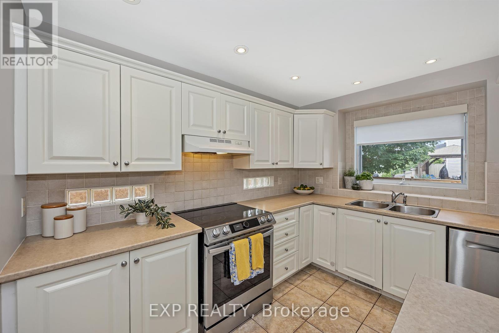 Photo 12 of 3722 Mountain Meadows Crescent N, Ottawa ON