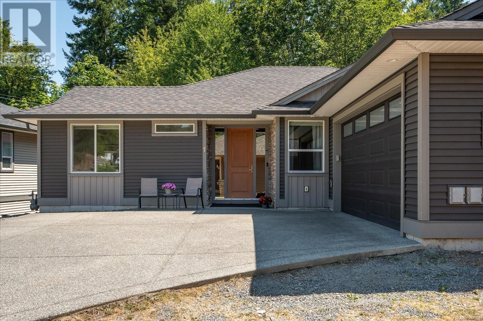 Photo 2 of 7 313 Holland Creek Pl, Ladysmith BC