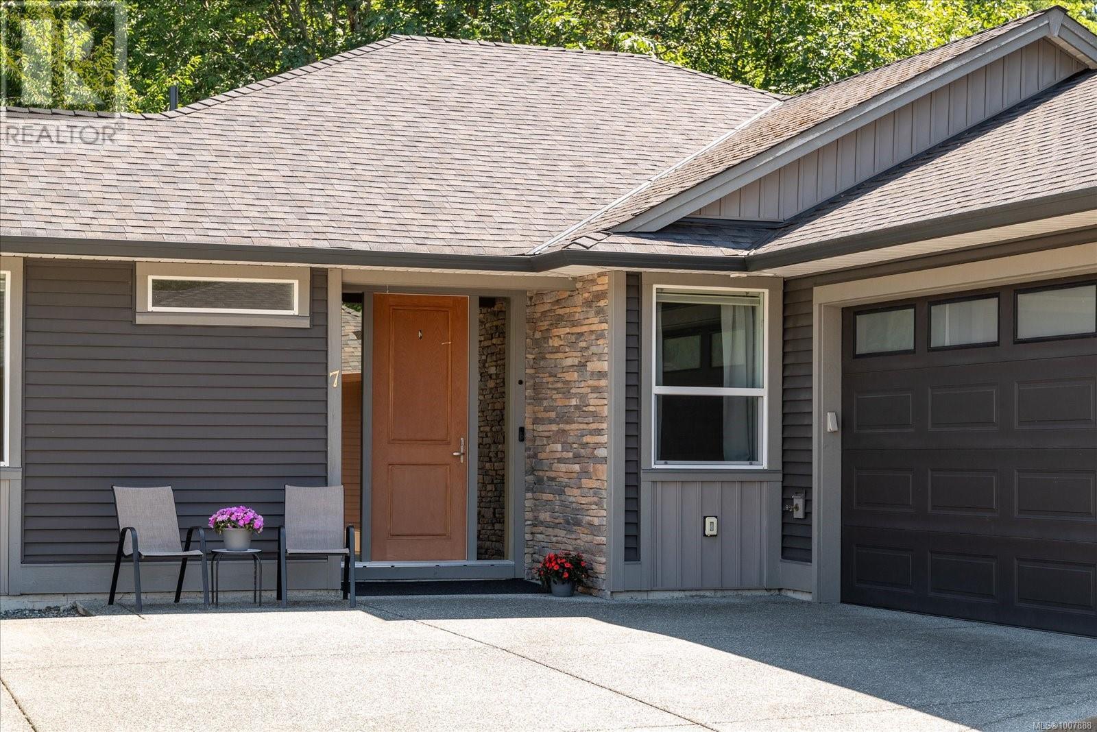 Photo 3 of 7 313 Holland Creek Pl, Ladysmith BC