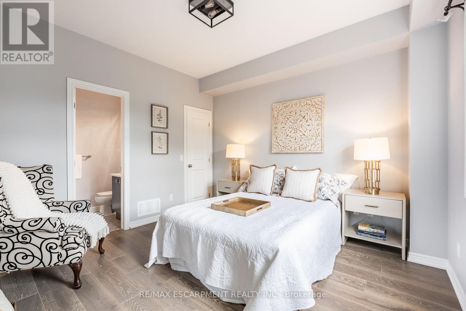 Photo 8 of 15 5056 New Street, Burlington ON
