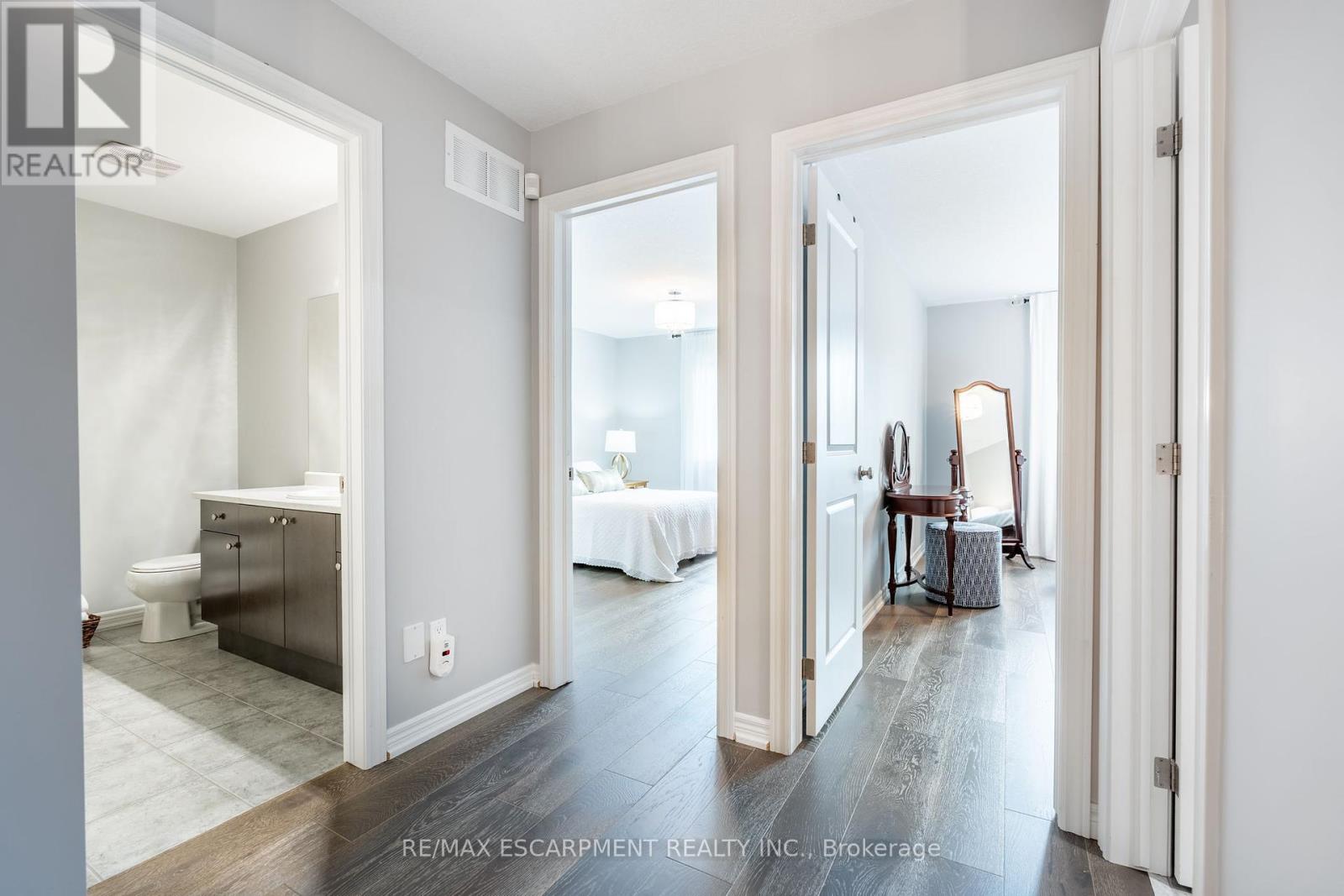 Photo 3 of 15 5056 New Street, Burlington ON