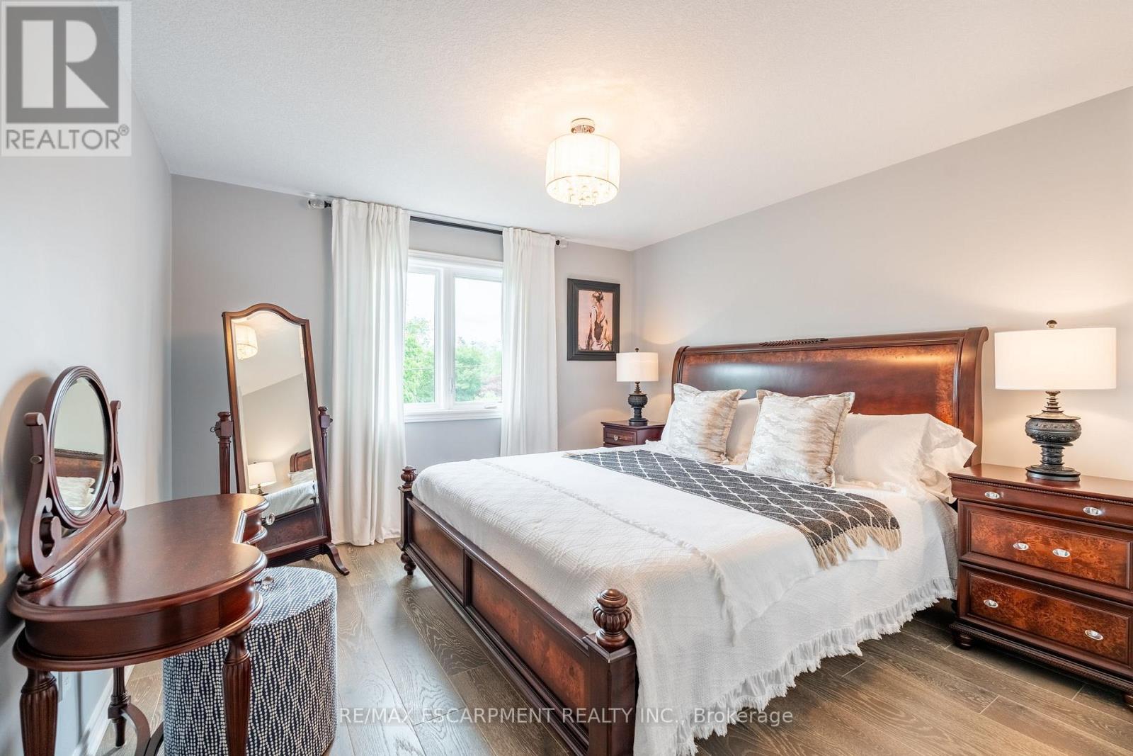 Photo 1 of 15 5056 New Street, Burlington ON