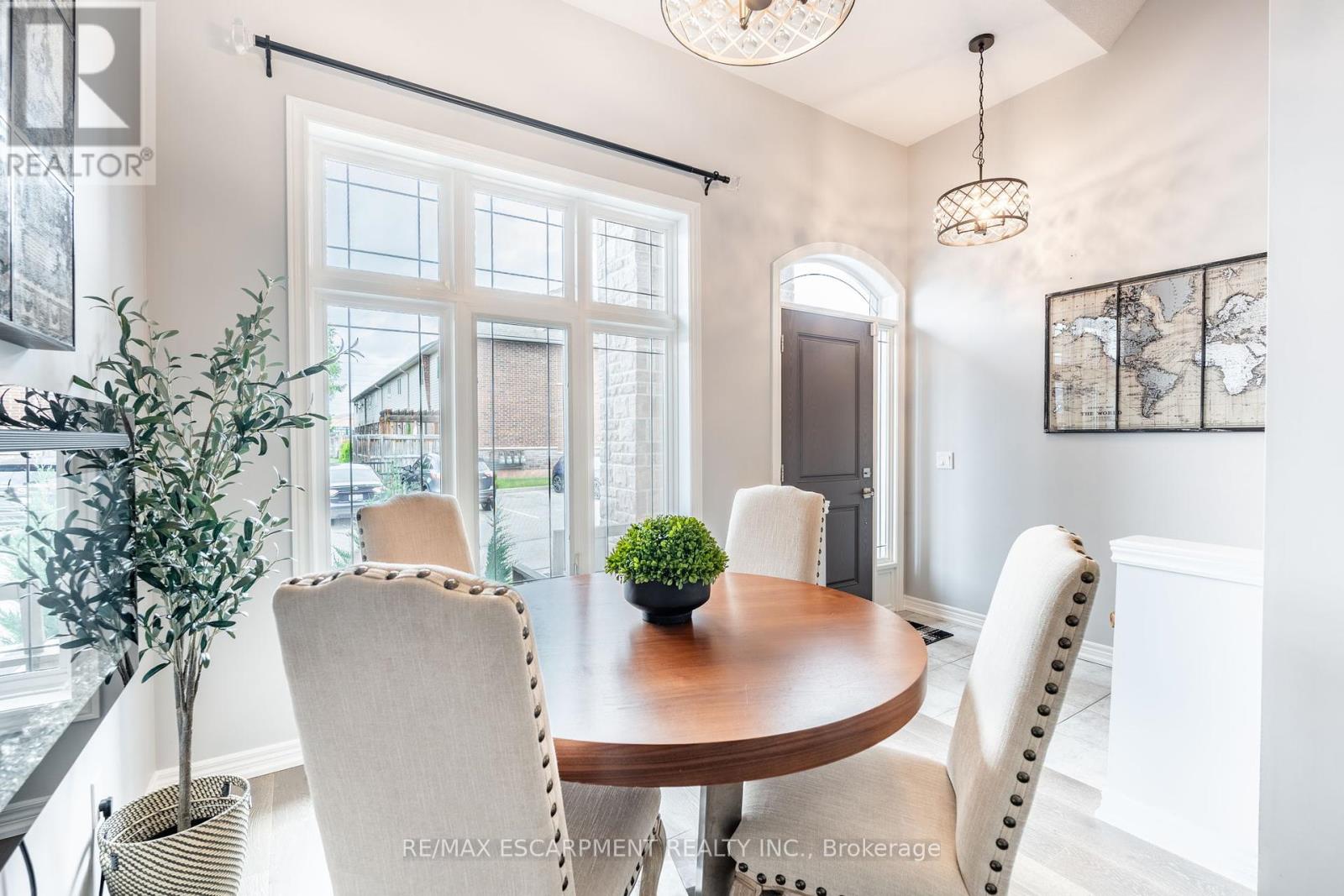 Photo 4 of 15 5056 New Street, Burlington ON