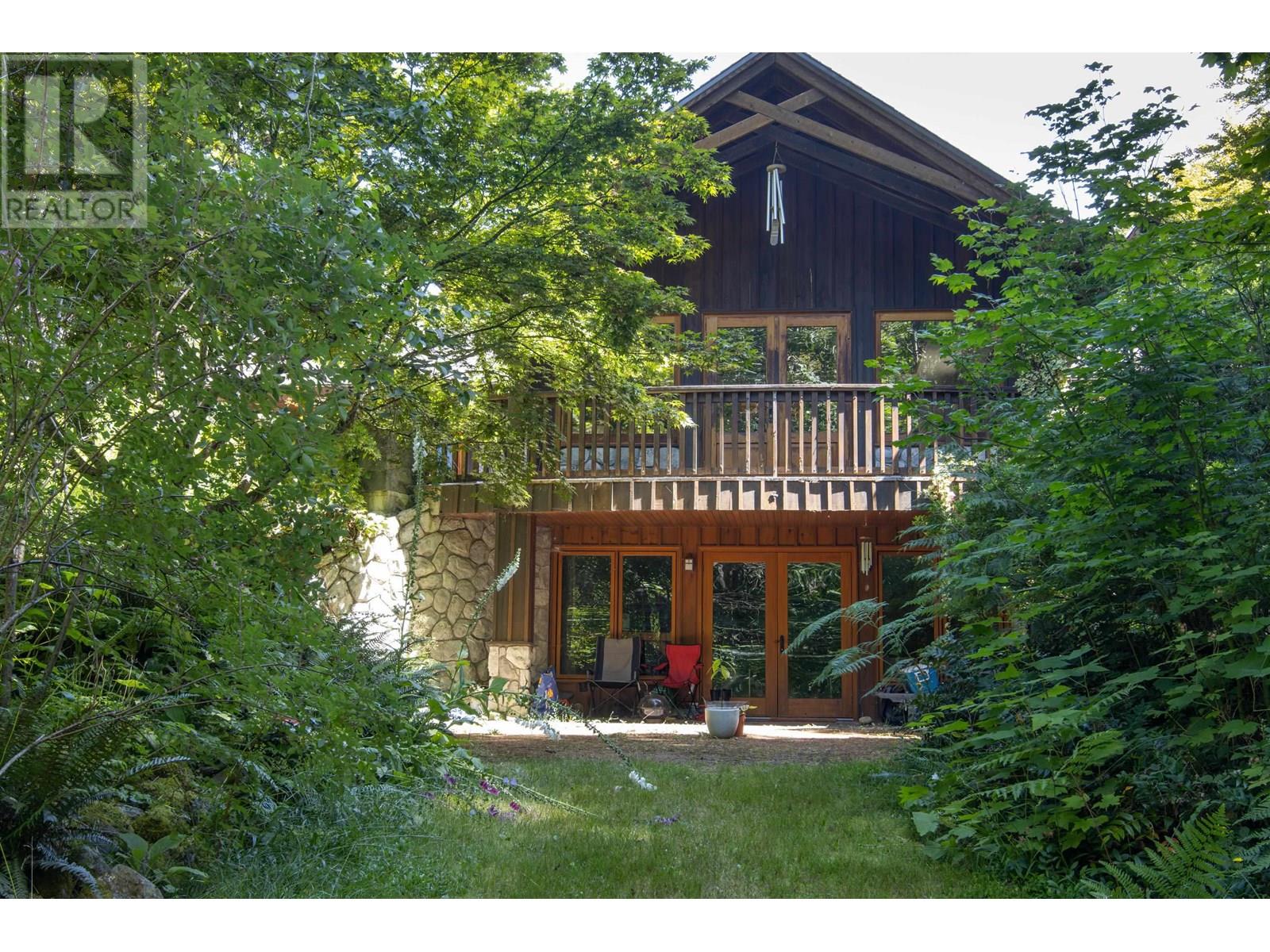 5071 PARADISE VALLEY ROAD, Squamish