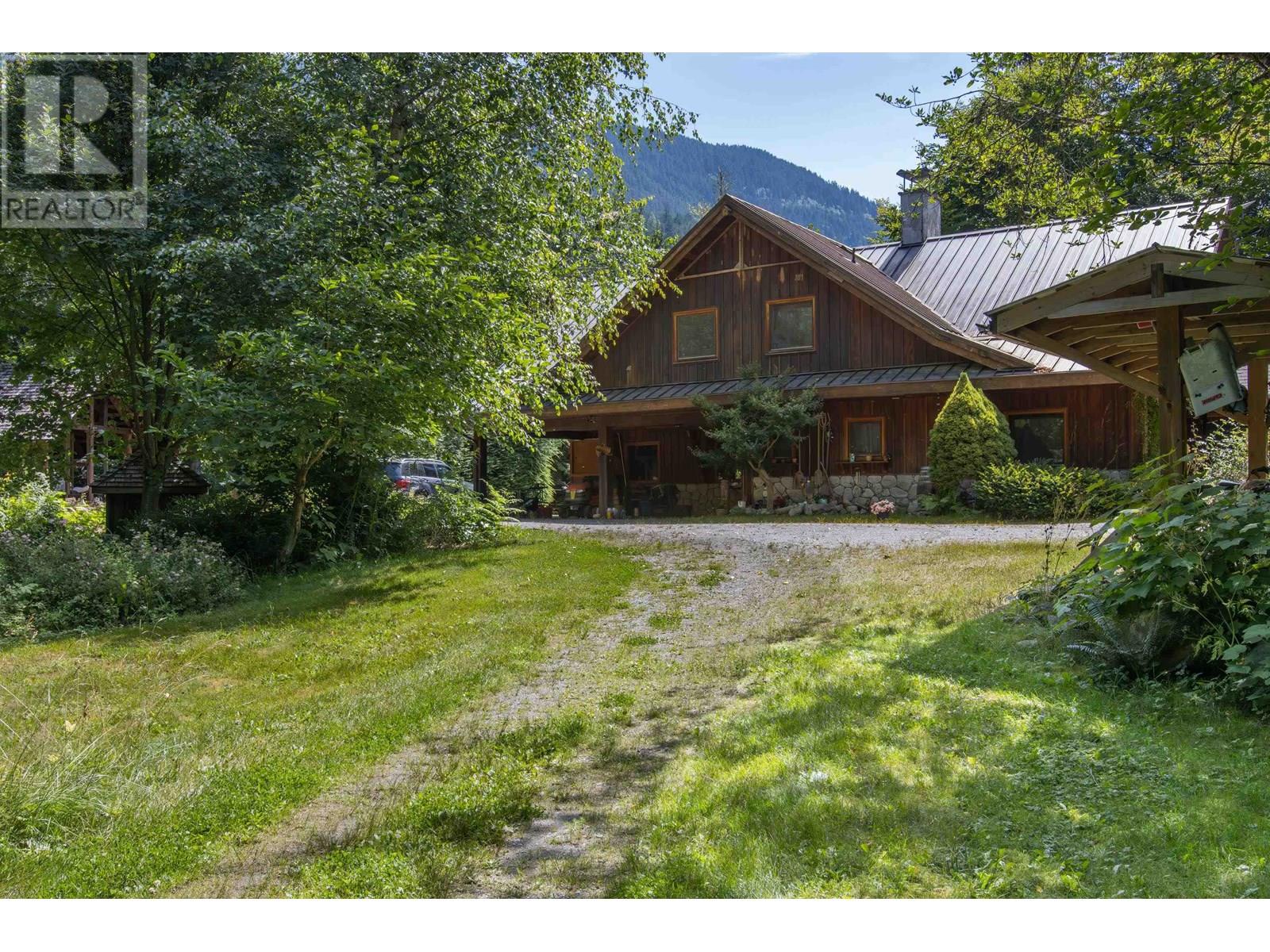 5071 PARADISE VALLEY ROAD, Squamish