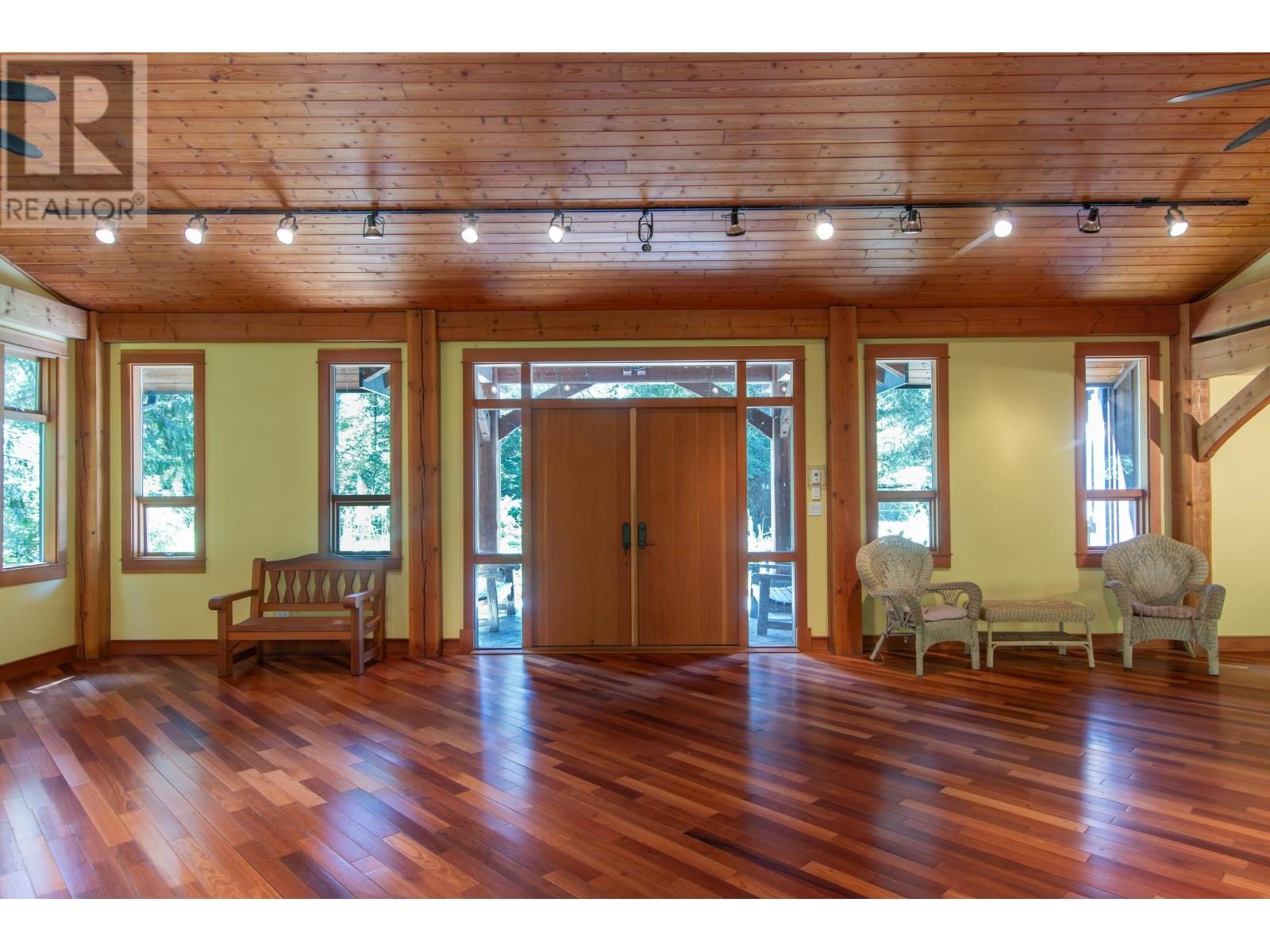 5071 PARADISE VALLEY ROAD, Squamish