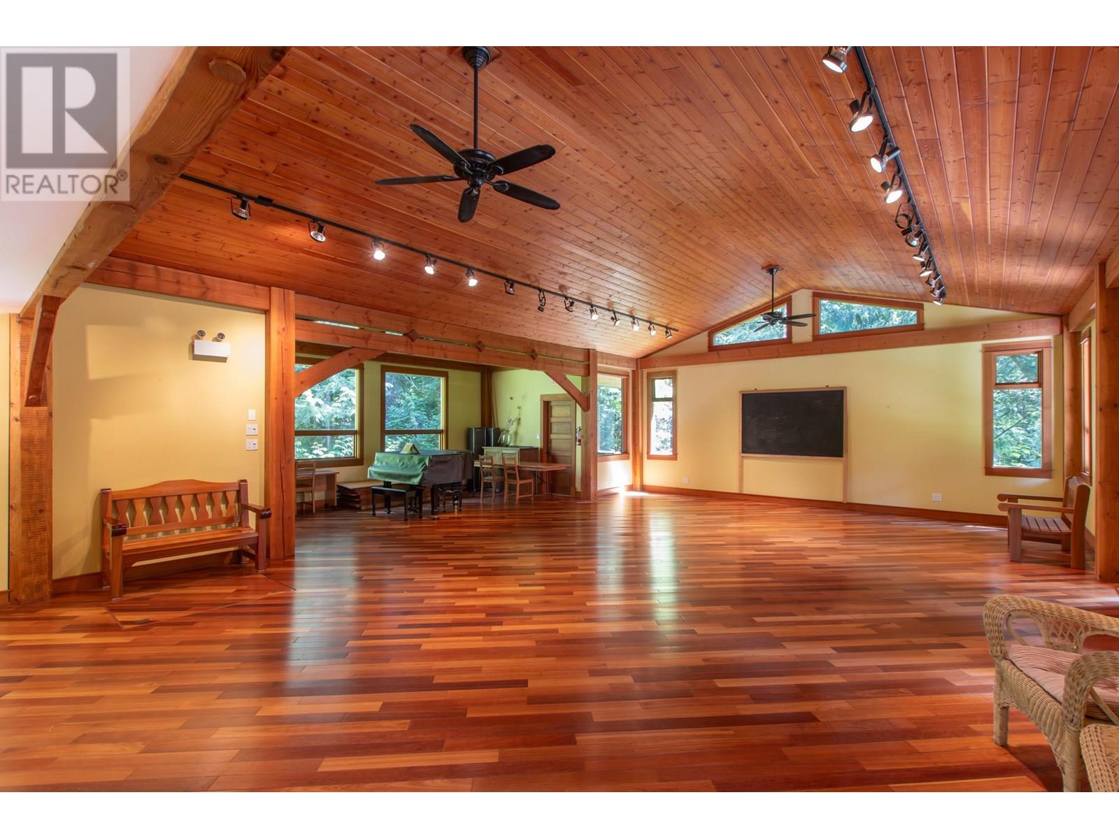 5071 PARADISE VALLEY ROAD, Squamish