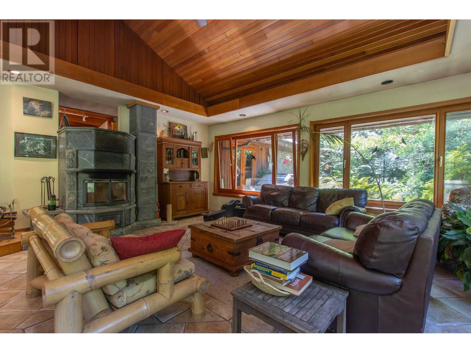 5071 PARADISE VALLEY ROAD, Squamish