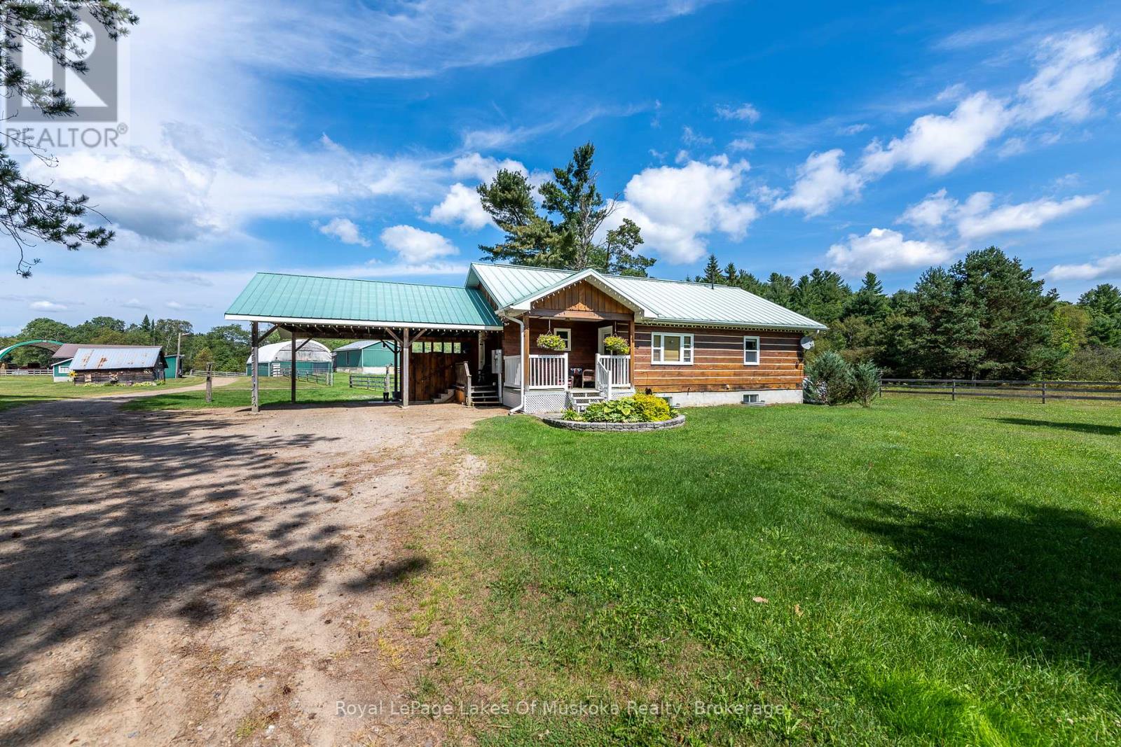 Photo 3 of 214 North Lancelot Road, Huntsville ON