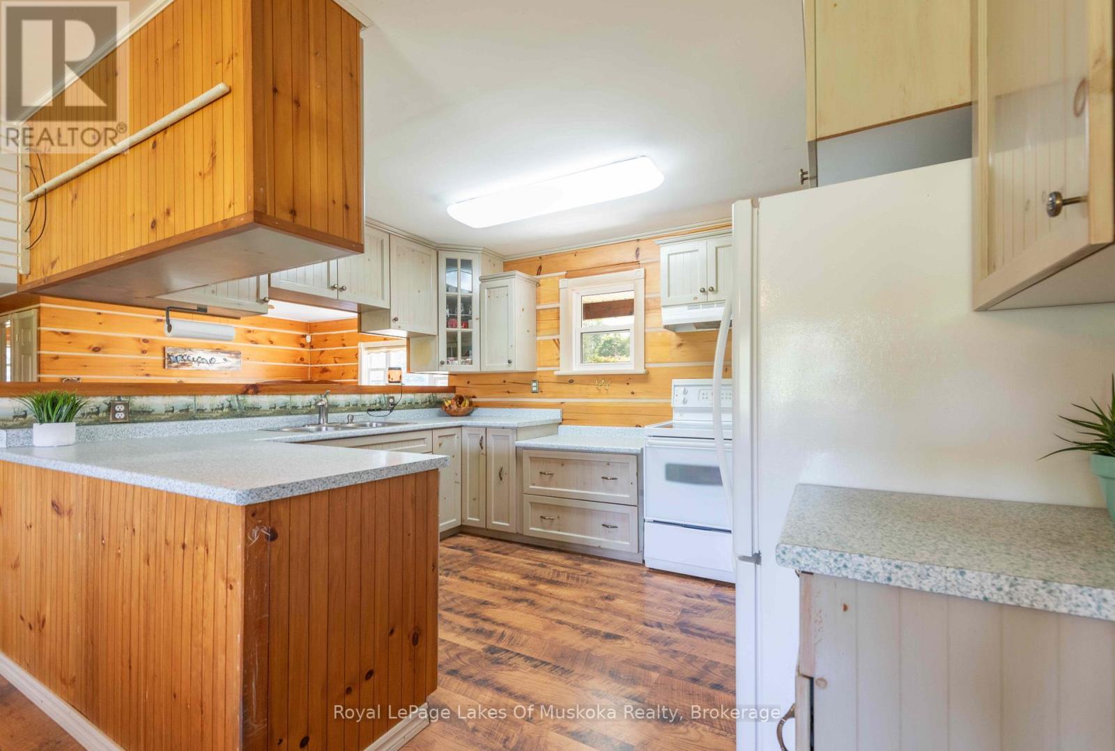 Photo 4 of 214 North Lancelot Road, Huntsville ON