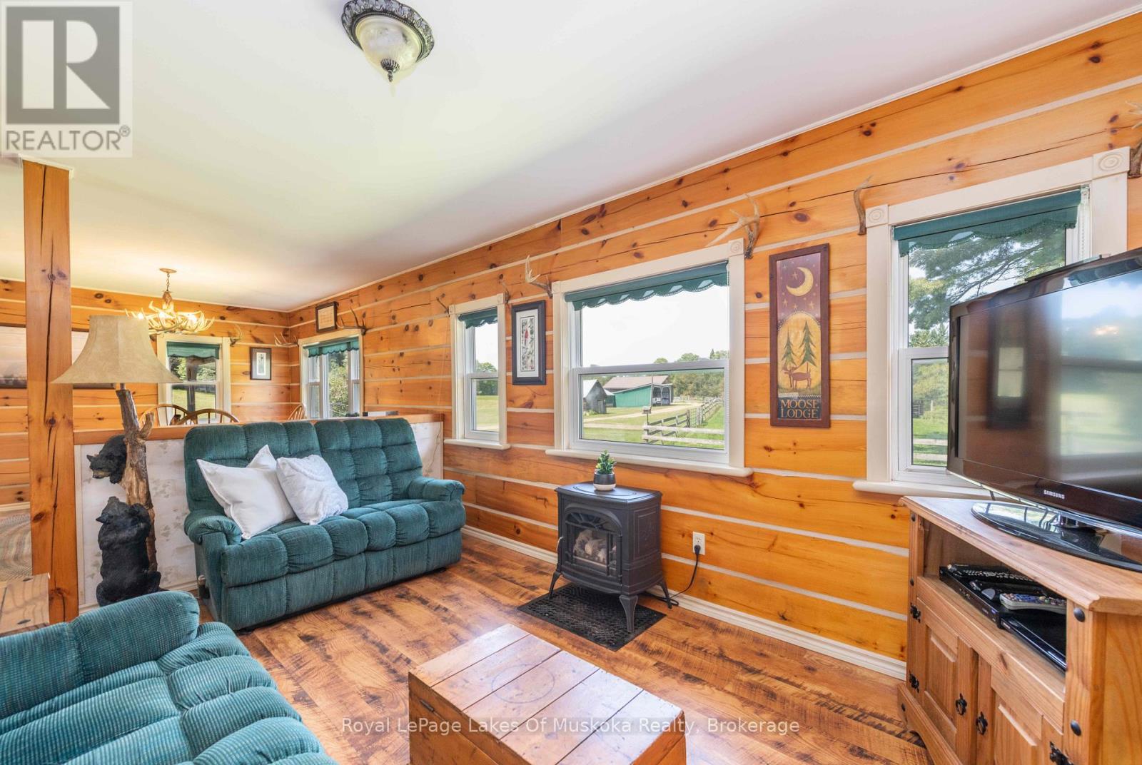 Photo 9 of 214 North Lancelot Road, Huntsville ON