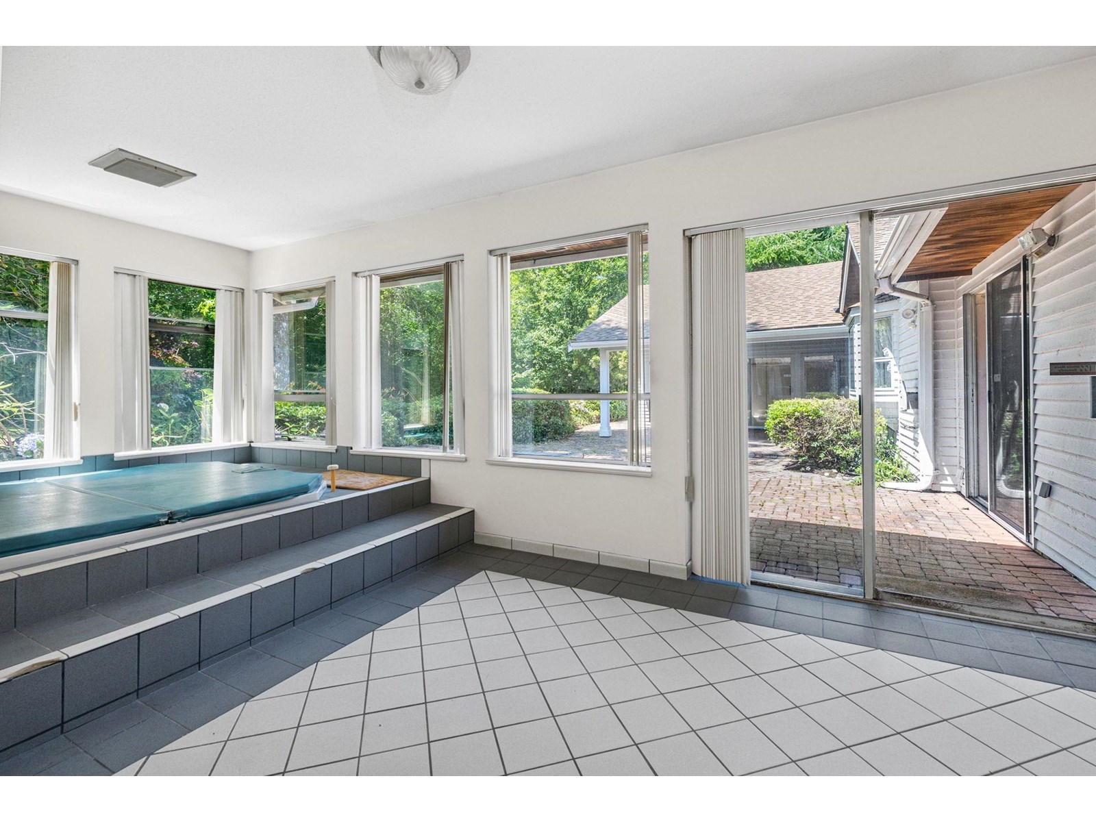 Photo 25 of 14324 25 Avenue, Surrey BC