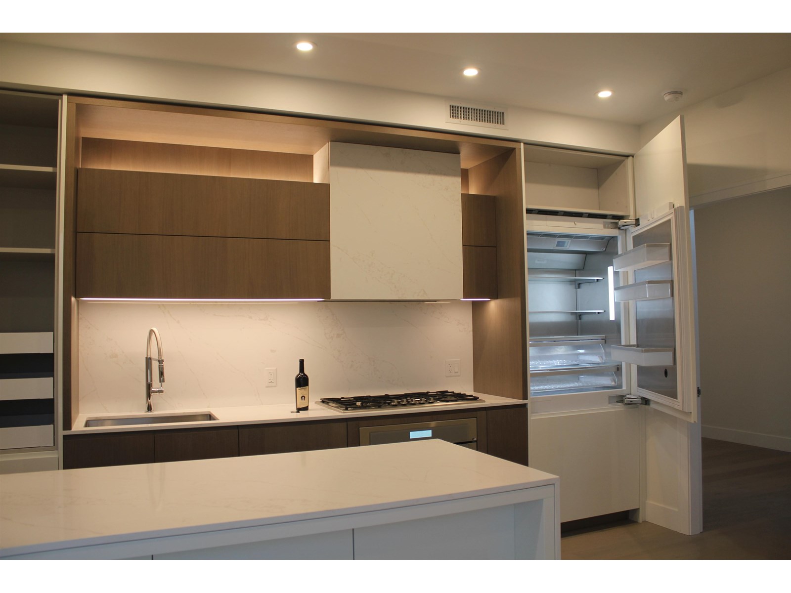 Photo 6 of 702 1342 Johnston Road, White Rock BC