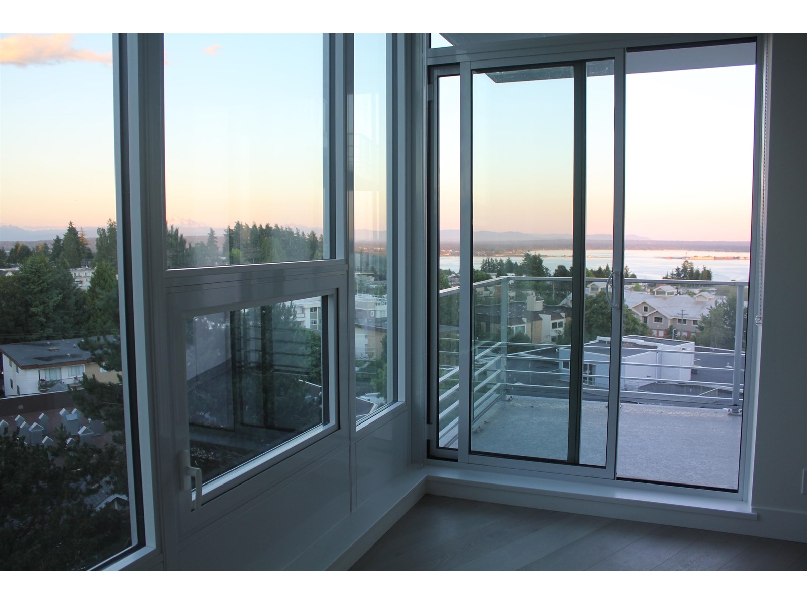 Photo 3 of 702 1342 Johnston Road, White Rock BC