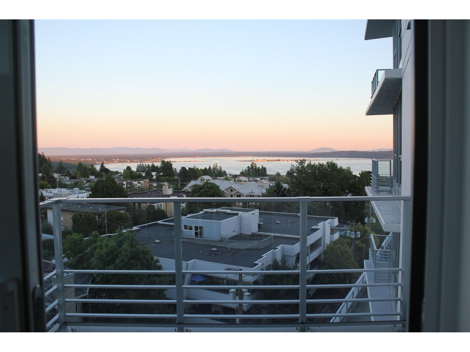 Photo 2 of 702 1342 Johnston Road, White Rock BC