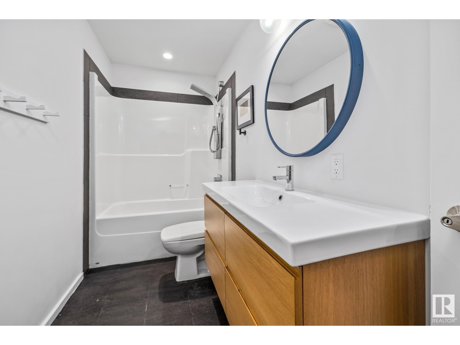 Photo 1 of 11402 66 St Nw, Edmonton AB