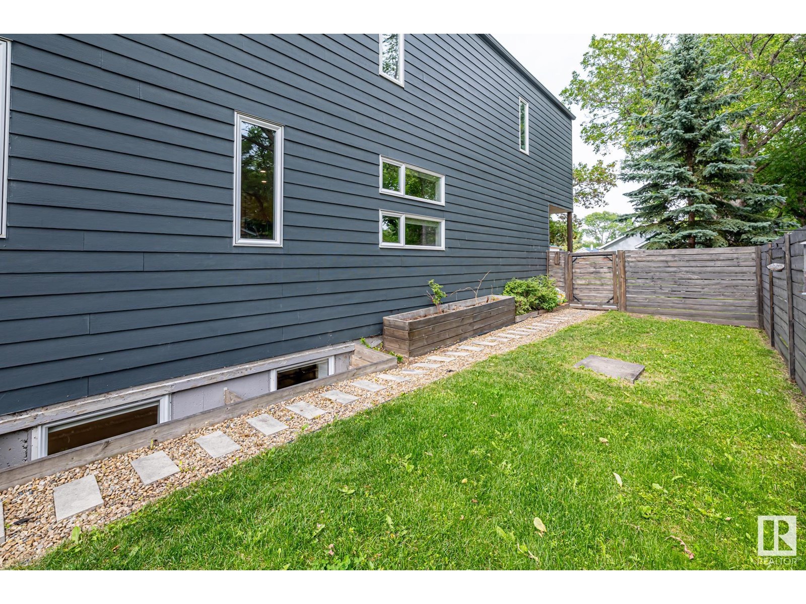 Photo 5 of 11402 66 St Nw, Edmonton AB
