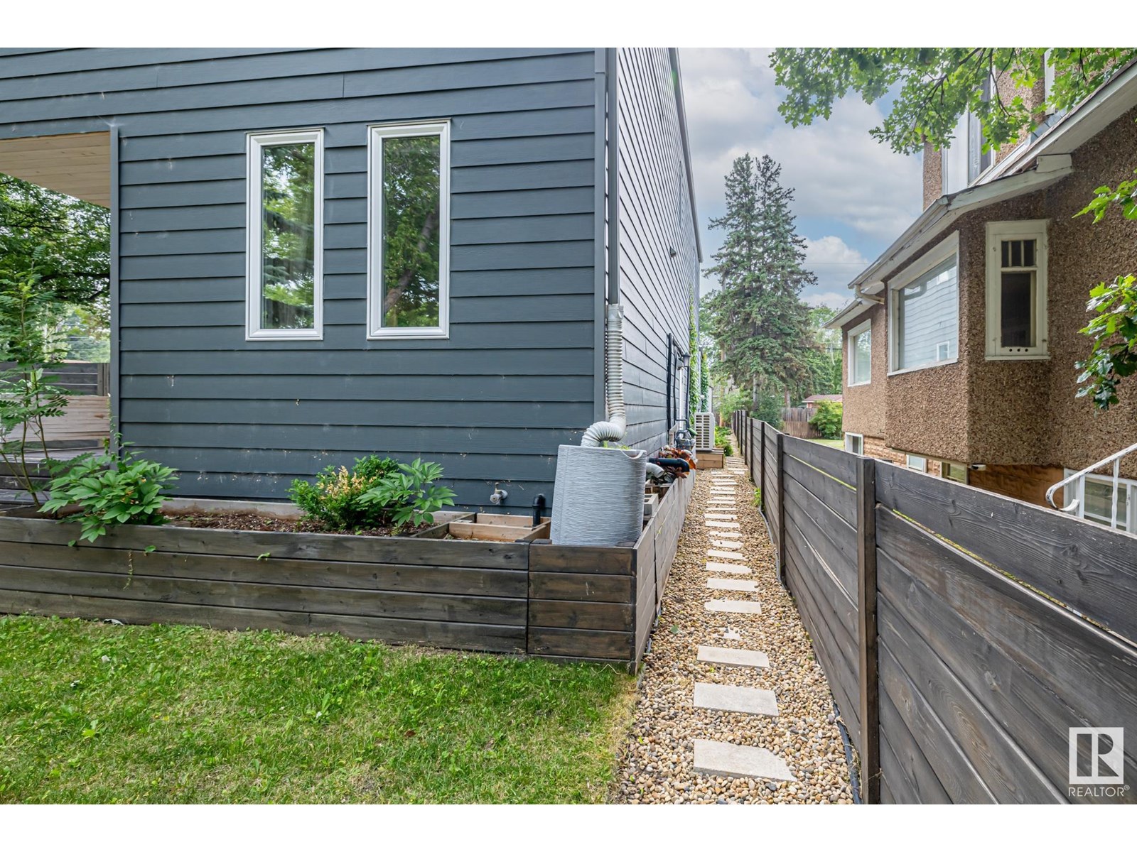 Photo 3 of 11402 66 St Nw, Edmonton AB