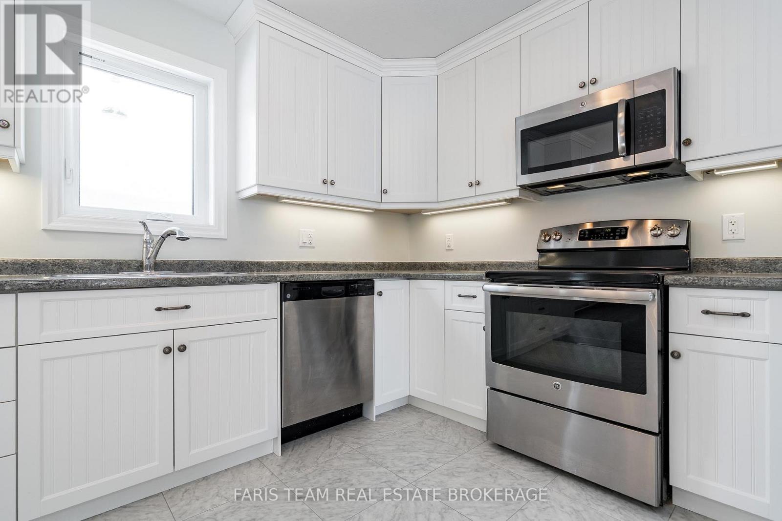 Photo 21 of 18 Grew Crescent, Penetanguishene ON