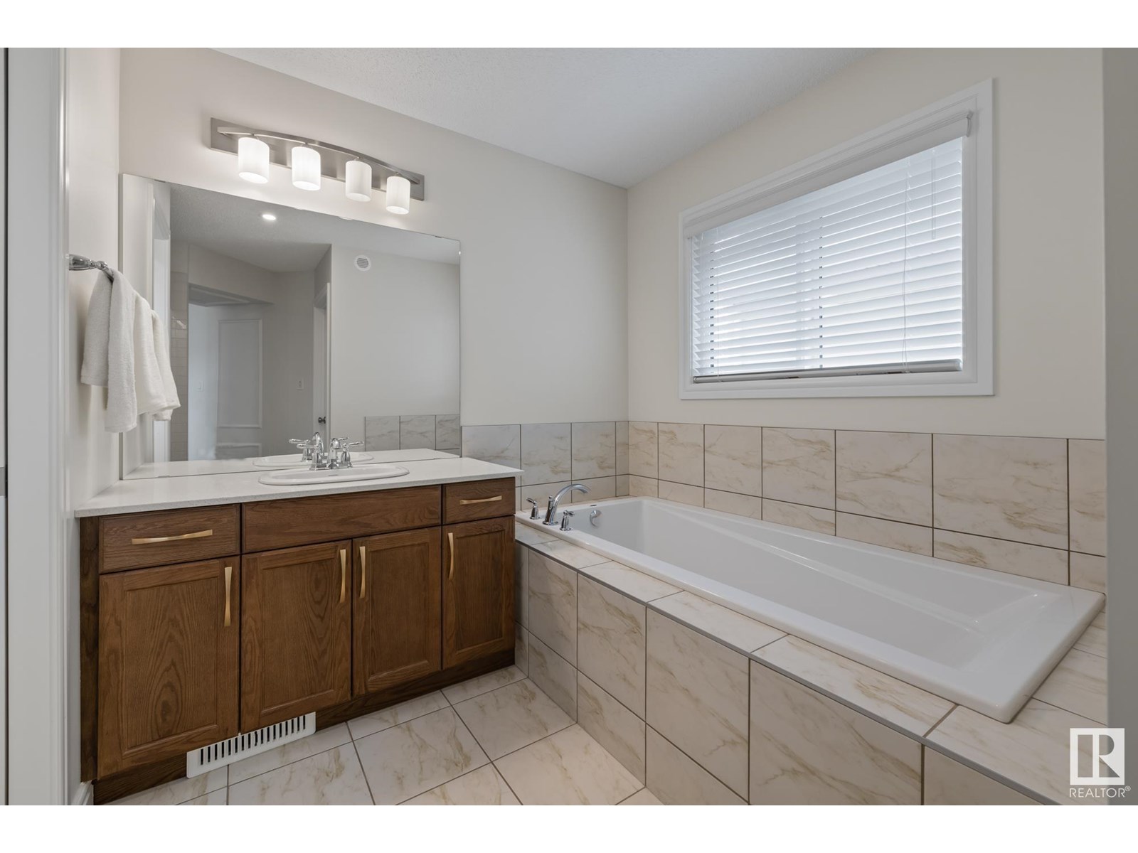 Photo 16 of 368 Edgemont Rd Nw, Edmonton AB
