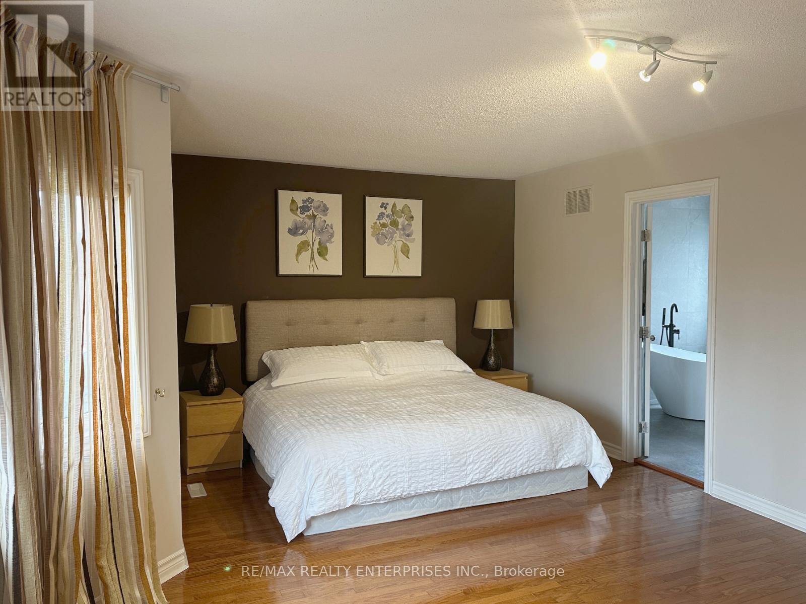 Photo 17 of 2429 Whitehorn Drive, Burlington ON
