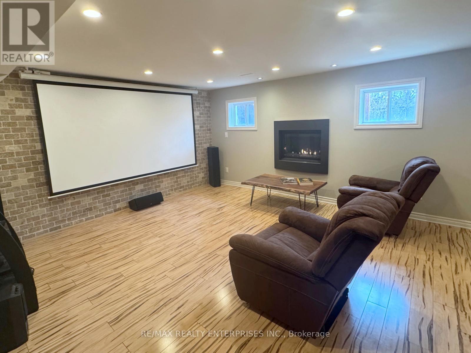 Photo 2 of 2429 Whitehorn Drive, Burlington ON