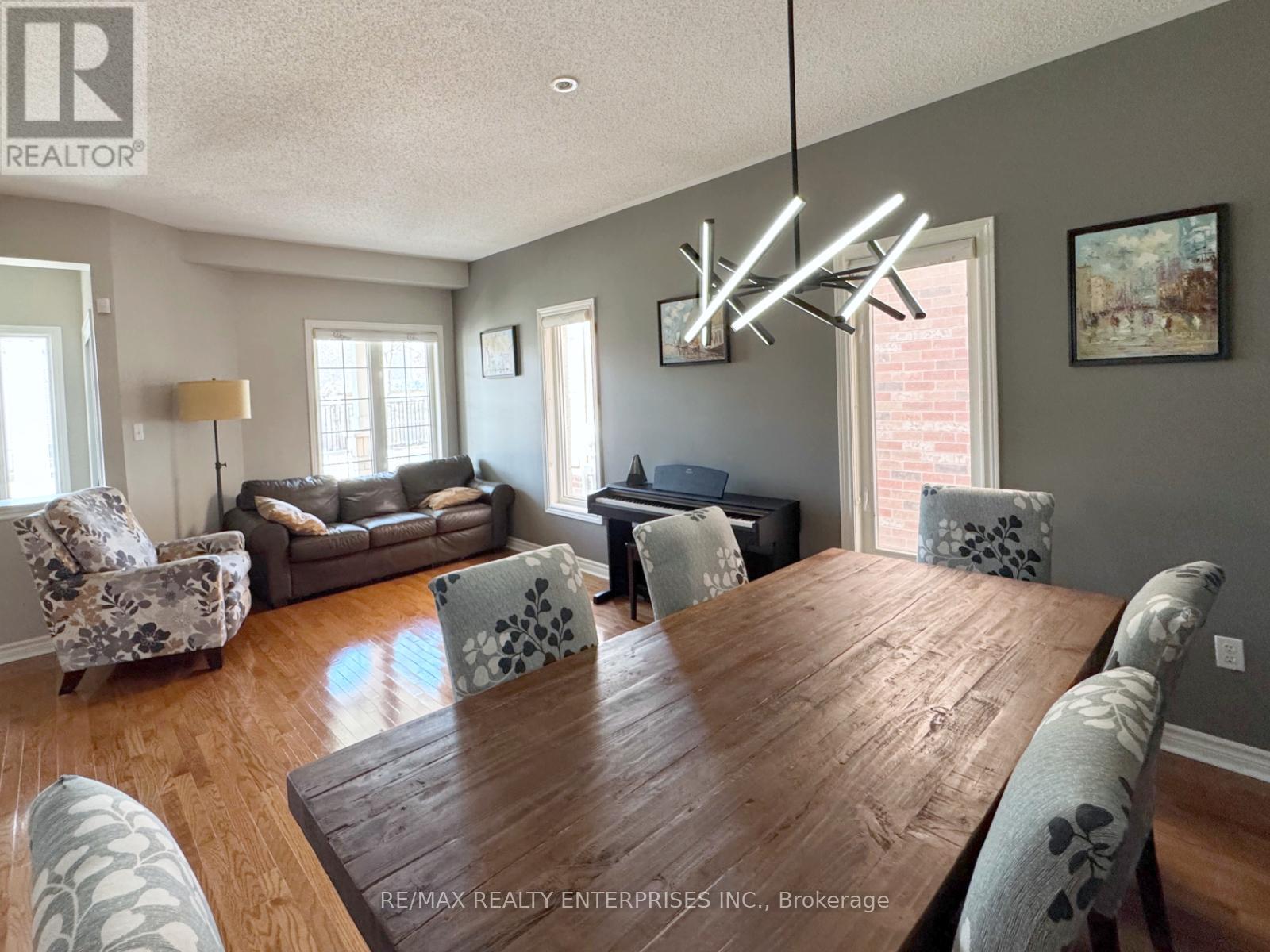 Photo 18 of 2429 Whitehorn Drive, Burlington ON