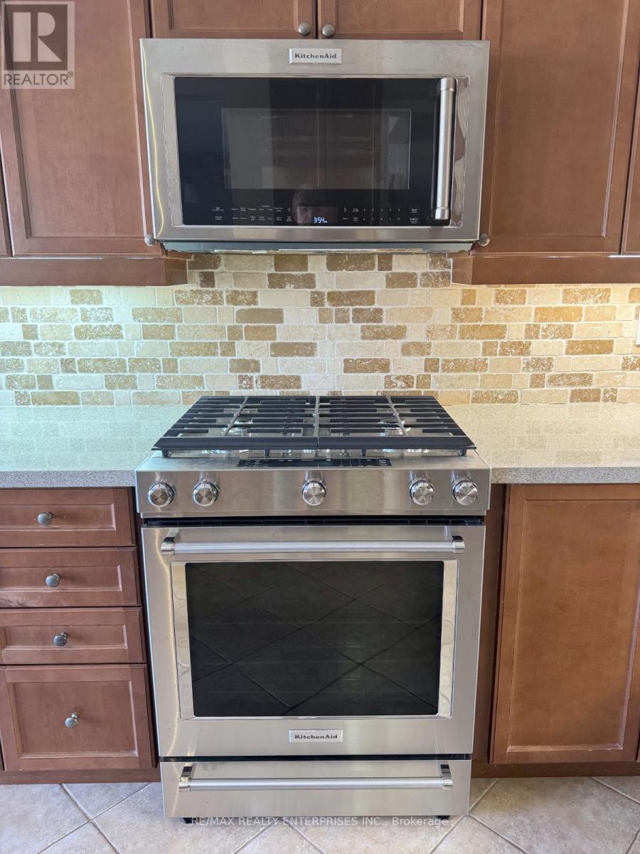 Photo 16 of 2429 Whitehorn Drive, Burlington ON
