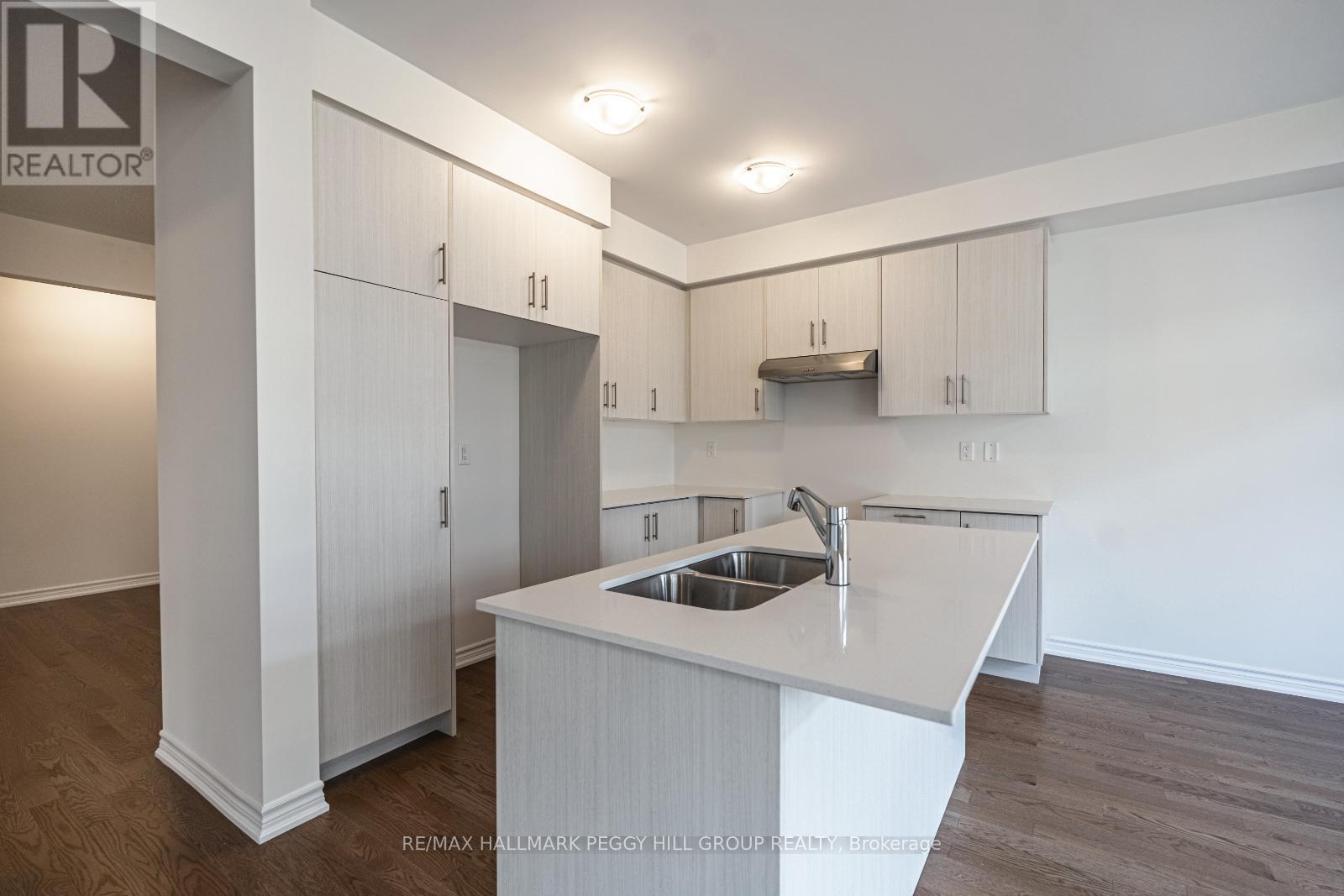 Photo 4 of 11 Gemini Drive, Barrie ON