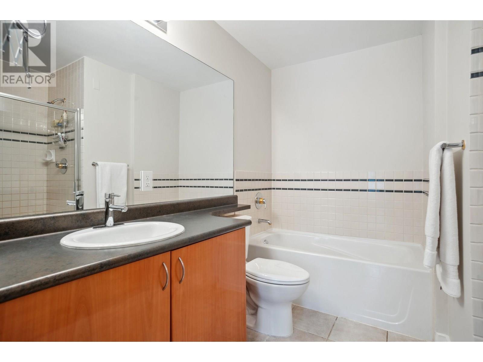 Photo 17 of 100 1688 Robson Street, Vancouver BC