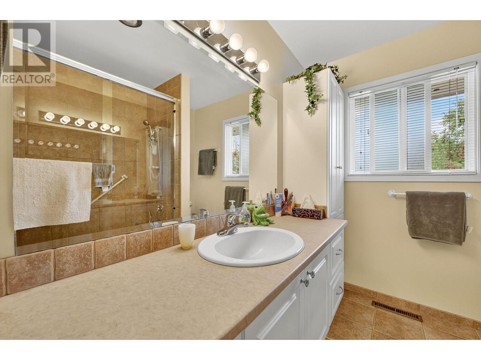 Photo 13 of 1498 Lombardy Square, Kelowna BC