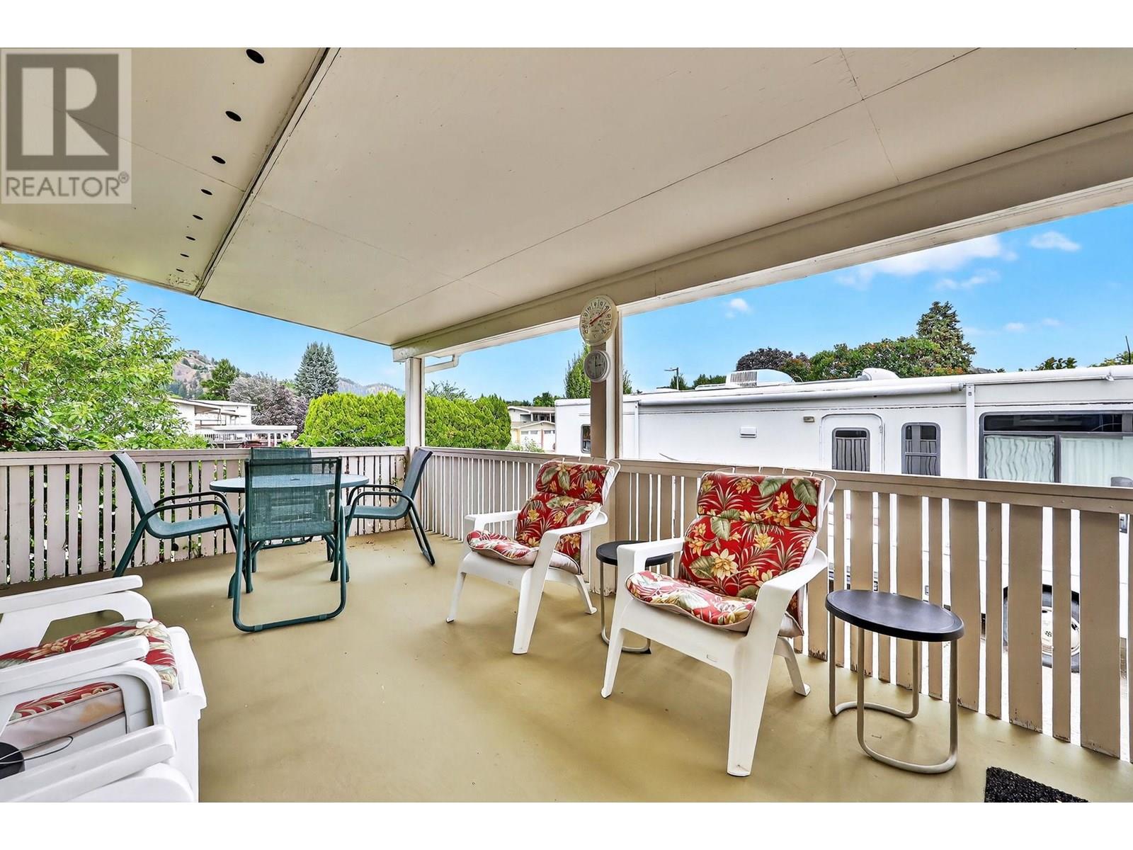 Photo 11 of 1498 Lombardy Square, Kelowna BC