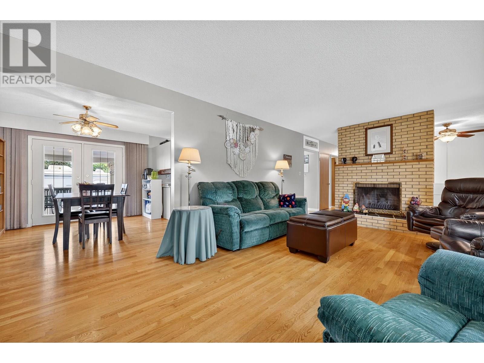 Photo 4 of 1498 Lombardy Square, Kelowna BC