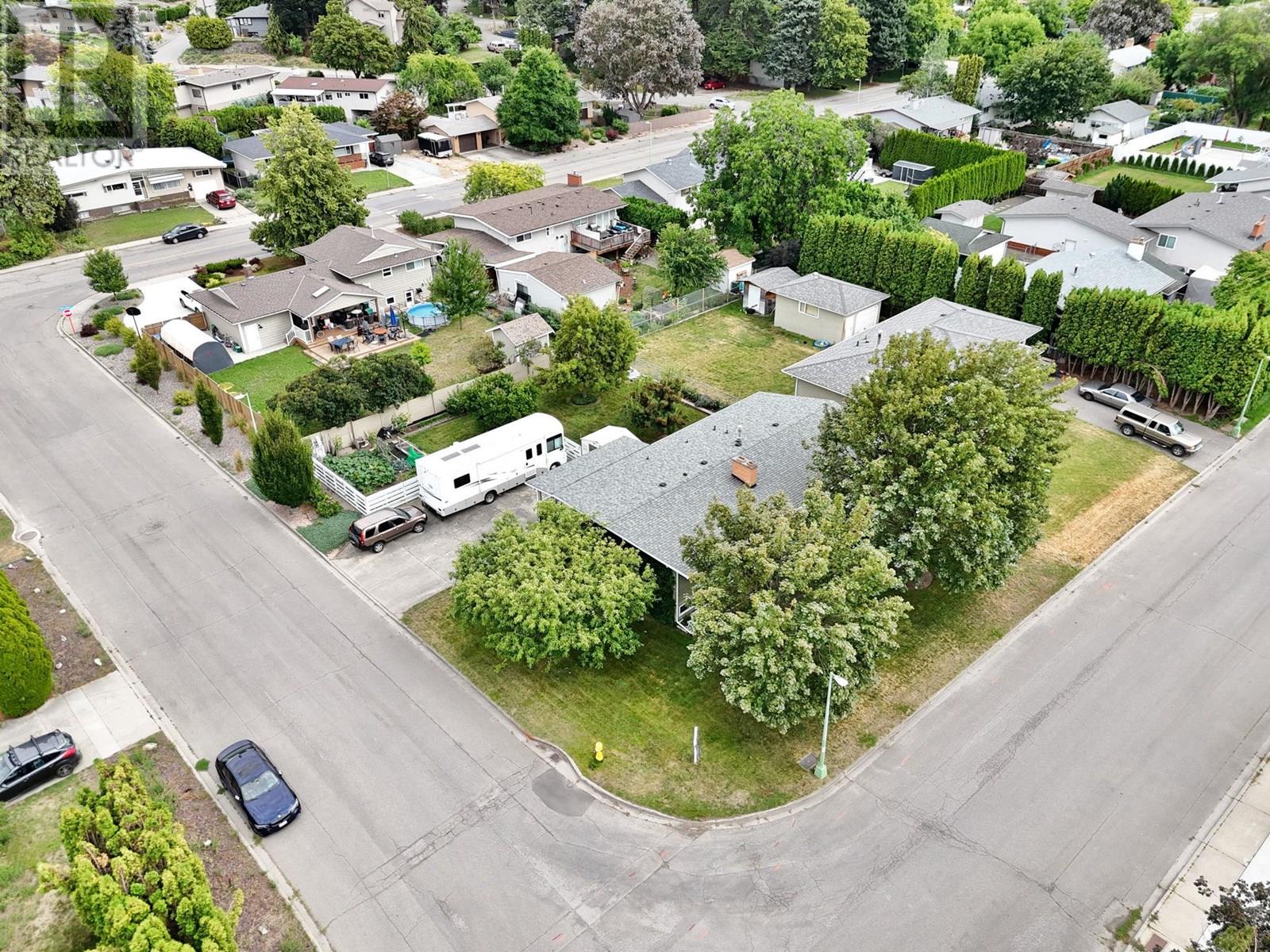 Photo 2 of 1498 Lombardy Square, Kelowna BC