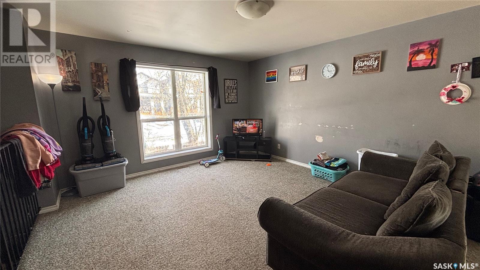 Photo 2 of 409 U Avenue S, Saskatoon SK