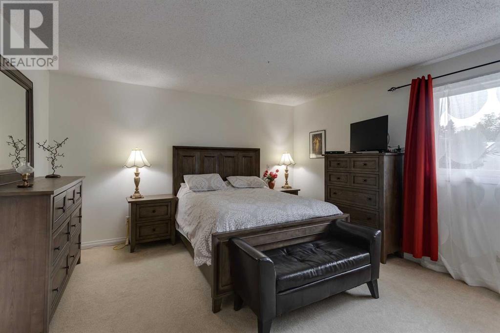 Single Family House 3 Level for Sale in  Silver Springs Road NW Silver Springs Calgary 