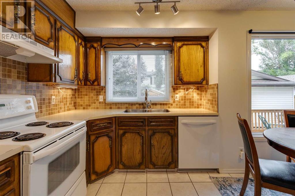 Single Family House 3 Level for Sale in  Silver Springs Road NW Silver Springs Calgary 