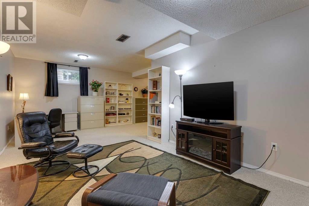 Single Family House 3 Level for Sale in  Silver Springs Road NW Silver Springs Calgary 