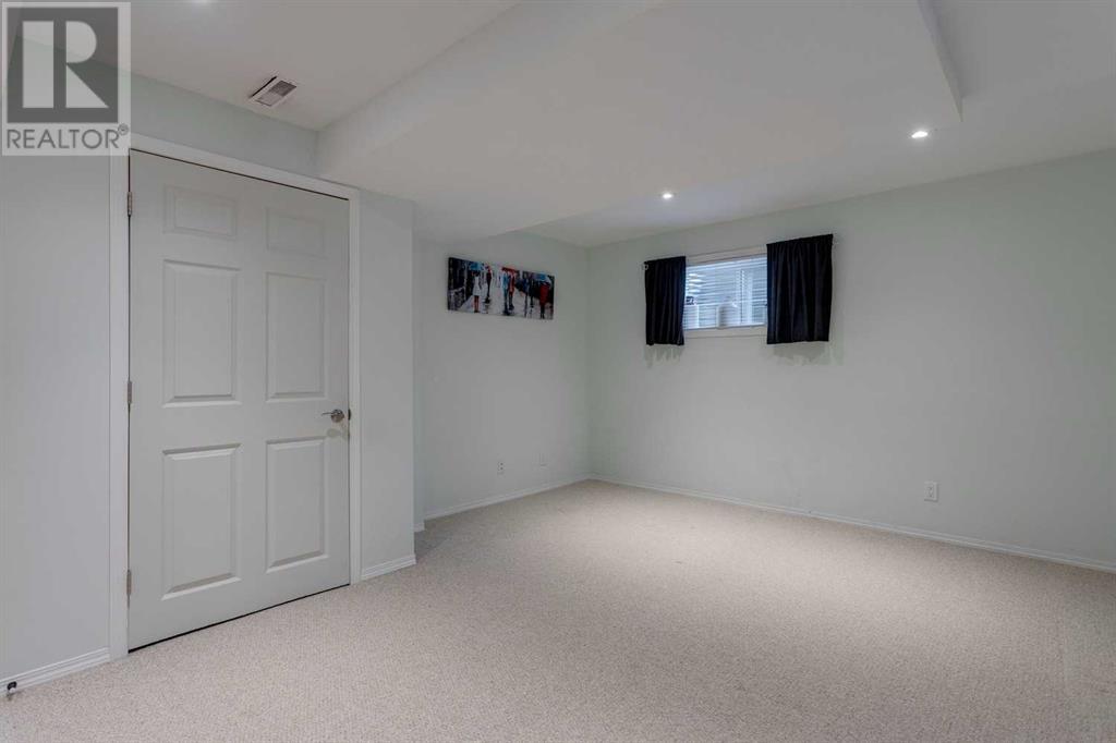 Single Family House 3 Level for Sale in  Silver Springs Road NW Silver Springs Calgary 