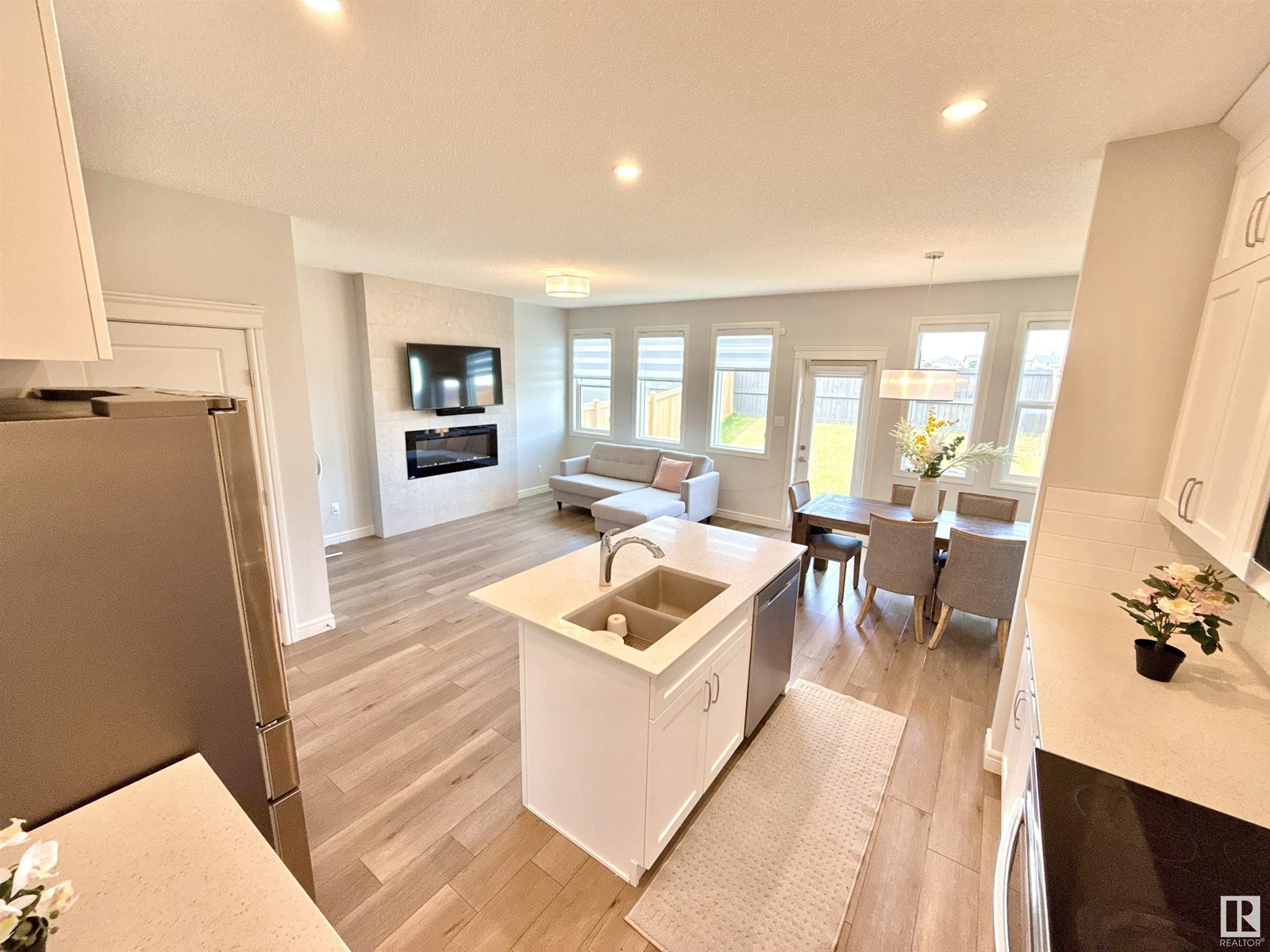 Photo 8 of 17520 49 St Nw, Edmonton AB
