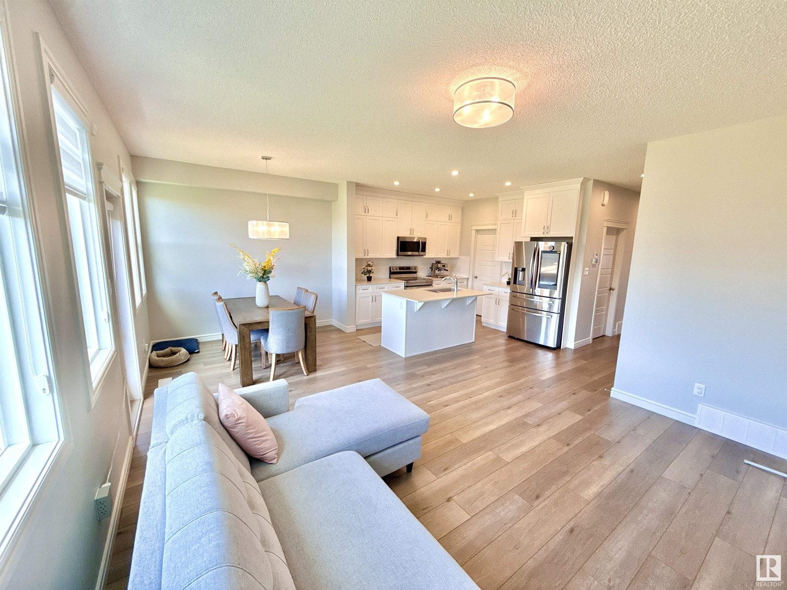 Photo 9 of 17520 49 St Nw, Edmonton AB