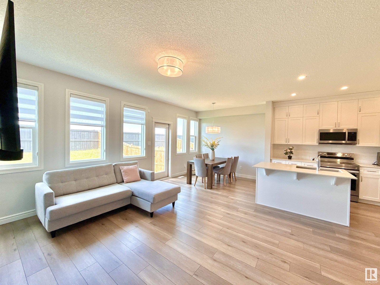 Photo 6 of 17520 49 St Nw, Edmonton AB