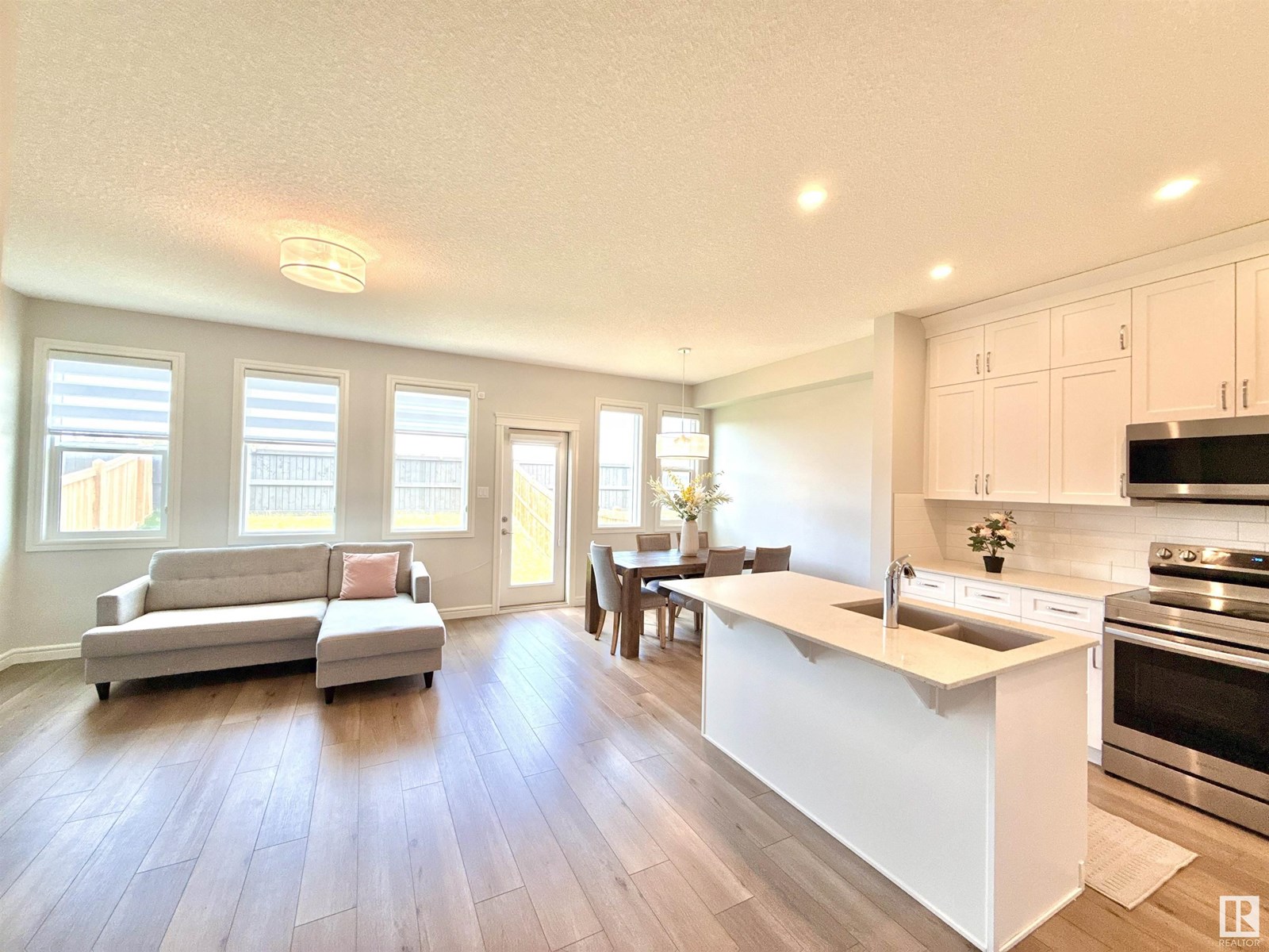 Photo 21 of 17520 49 St Nw, Edmonton AB