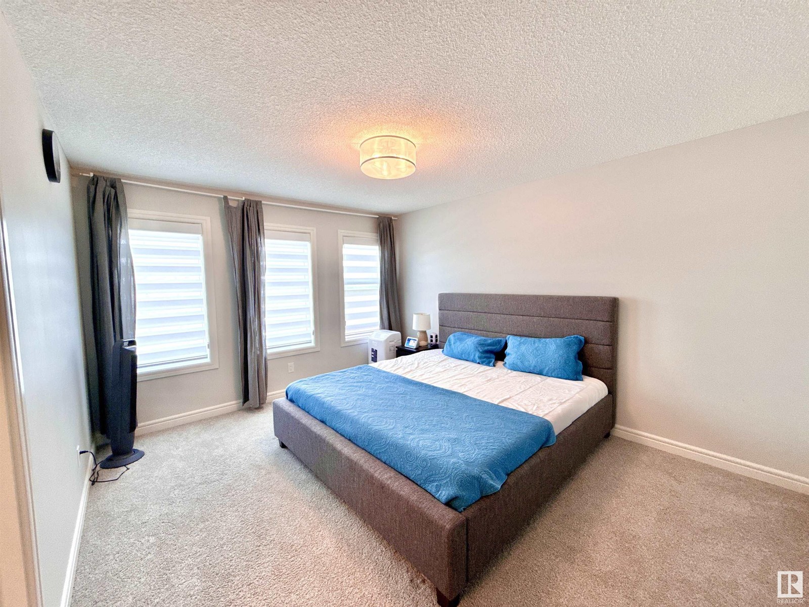 Photo 11 of 17520 49 St Nw, Edmonton AB