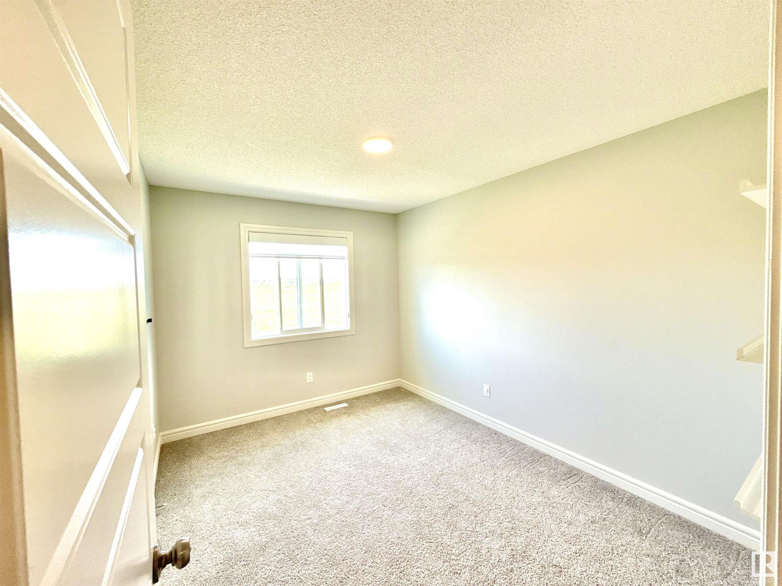 Photo 5 of 17520 49 St Nw, Edmonton AB