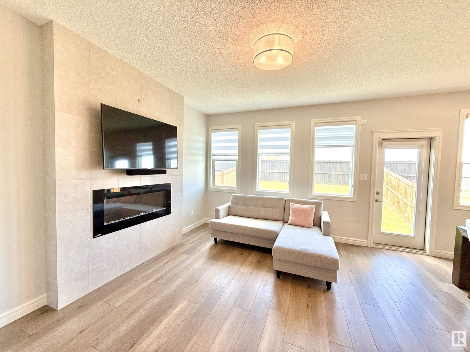 Photo 4 of 17520 49 St Nw, Edmonton AB
