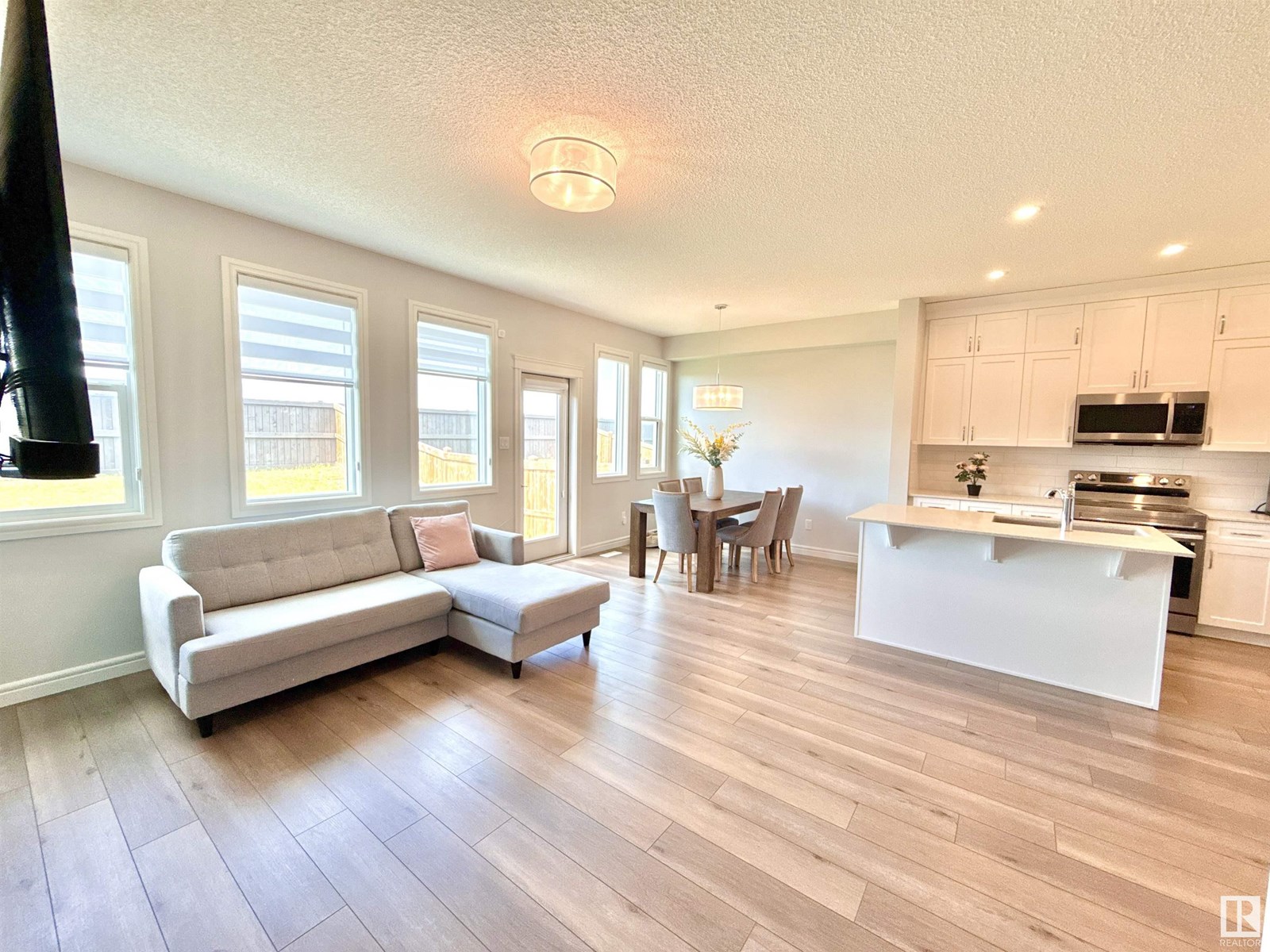 Photo 14 of 17520 49 St Nw, Edmonton AB