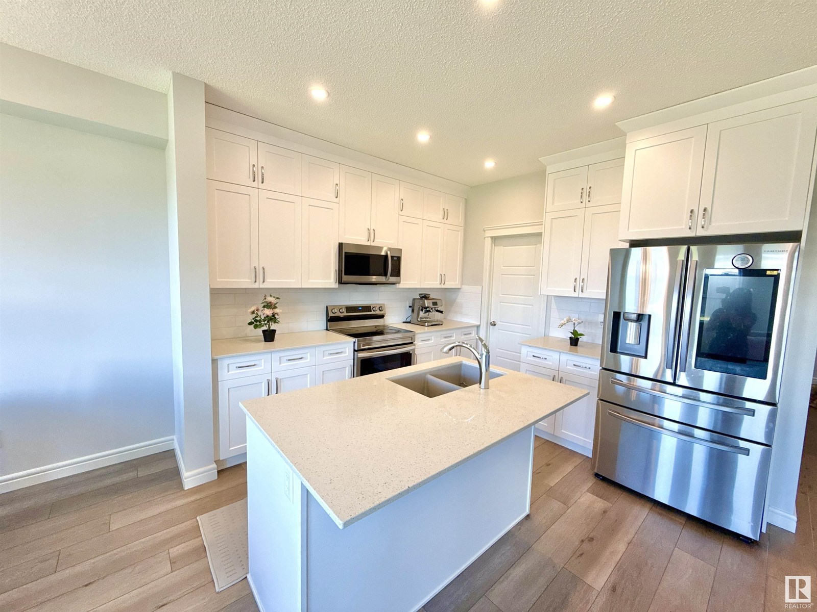 Photo 3 of 17520 49 St Nw, Edmonton AB